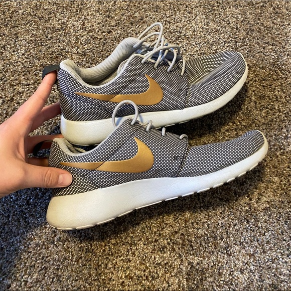 Nike Roshe — Like New Gray and Gold - Picture 4 of 8